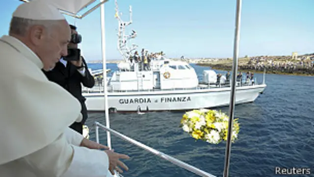 papa Francisco arroja flores al mar en Lampedusa