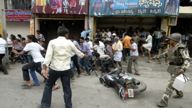 आंध्र प्रदेश के बंटवारे के खिलाफ सीमांध्र में जबर्दस्त विरोध हो रहा है.