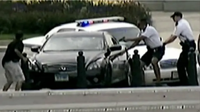 Một đoạn video mà BBC có được cho thấy cảnh các nhân viên cảnh sát bao vây một xe hơi màu đen ở gần Capitol. Người lái xe sau đó đã tăng tốc bỏ chạy, khiến cảnh sát phải đuổi theo.