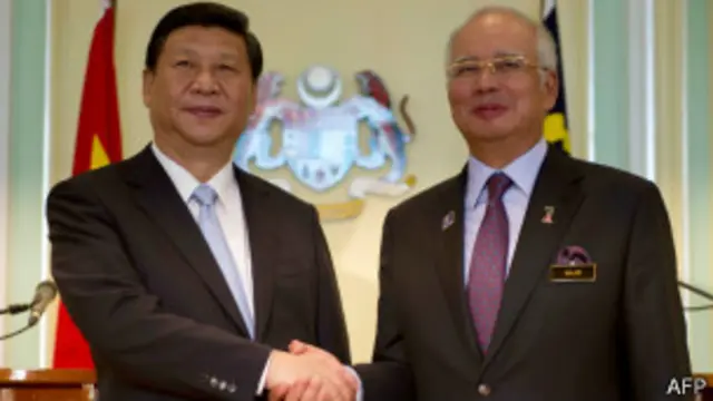 习近平访问马来西亚，与大马总理纳吉布握手。