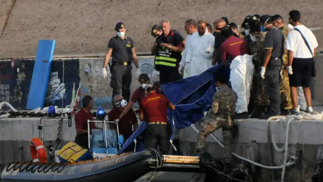 Yetkililer, göçmenleri taşıyan gemide yangın çıktığını açıkladı.