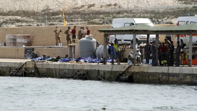 Libya'nın Misrata limanından İtalya'ya doğru yola çıkan ve 500'e yakın Afrikalı göçmen taşıyan gemi, 3 Ekim'de İtalya'nın güneyinde Lampedusa adası yakınlarında battı.