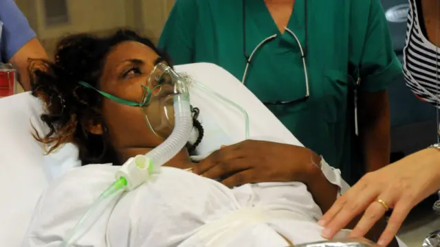 حکام کا کہنا ہے کہ کشتی پر سوار سو میں سے صرف تین عورتیں ہی بچ پائی ہیں۔ 