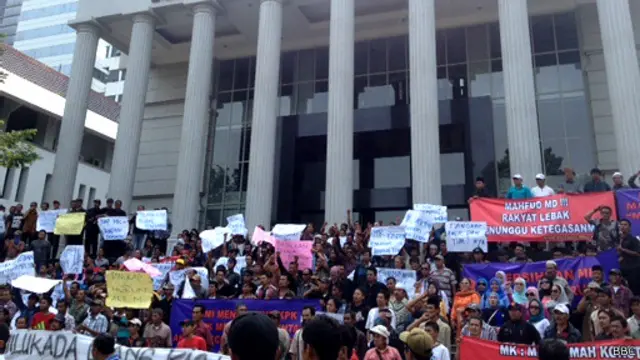 Demo terkait Pilkada Lebak, Banten, yang diwarnai isu politik uang.