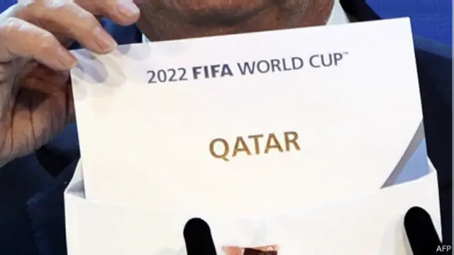 الورقة المكتوب عليها "قطر" وقت إعلان النتيجة