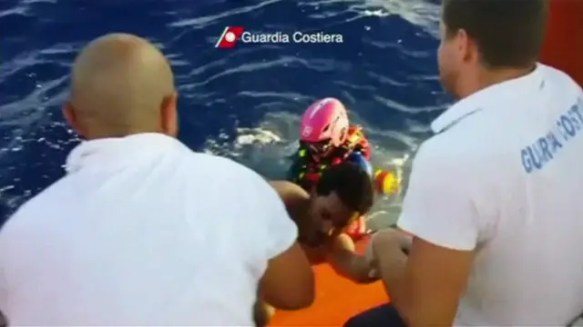 یورپی یونین کا کہنا ہے کہ جمعے کے روز سے اب تک 700 غیر قانونی تارکین وطن کو بچایا جا چکا ہے