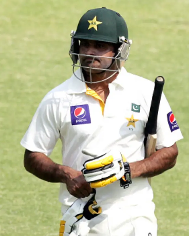 محمد حفیظ زمبابوے کے خلاف دوسرے ٹیسٹ میچ کے چوتھے دن آوٹ ہو کر واپس پویلین جا رہے ہیں