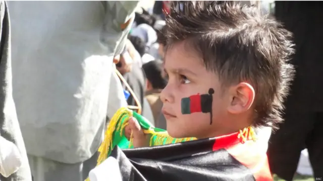 بې شمېره ماشومان هم د خوښۍ په مراسیمو کې له خپلو مشرانو سره یوځای شامل وو.