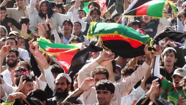 شارجه کې د افغان کرېکټ لوبډلې له بریا سره هممهاله د کابل لارې کوڅې د خوښۍ له جشن لمانځونکو ډکې شوې.