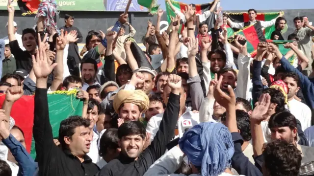 زرګونه کسان د کابل لارو کوڅو ته راوتلي وو او د افغان ملي لوبډلې بریا یې ولمانځله.