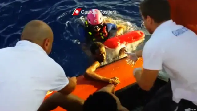 اٹلی کے کوسٹ گارڈ نے جمعرات کو ریسکیو کیے جانے والے تارکین وطن کی ویڈیو جاری کی ہے۔