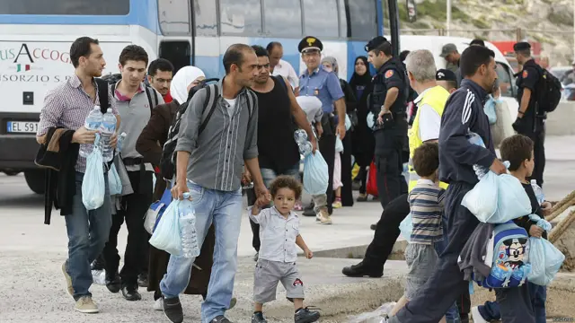 لمپیدوزا جہاں ایک طرف جمعرات کو پیش آنے والے سانحہ سے نمٹ رہا ہے وہاں دوسری طرف چند روز قبل وہاں پہنچنے والے تارکین وطن کو ایک کشتی کے ذریعے سسلی بھیجا جا رہا ہے