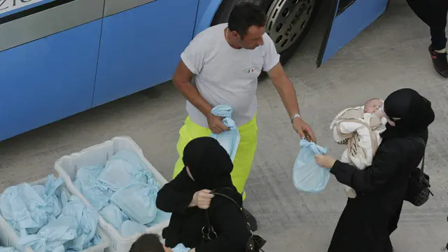 خواتین کو سلسلی کے سفر سے پہلے خوراک اور پانی دیا گیا