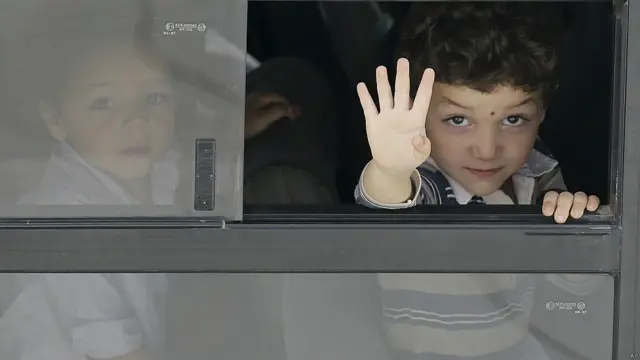 ان تارکین وطن میں مردوں اور خواتین سمیت بچے بھی شامل ہیں