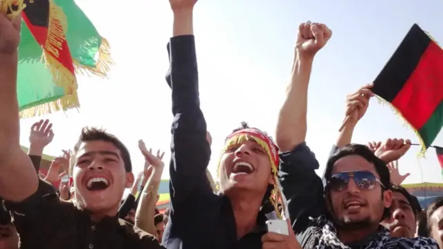 د افغانستان ملي بیرغ په لاس ځوانانو د کابل په مرکزي کرېکټ سټېډم کې د خپلې ملی کرېکټ لوبډلې بریا لمانځله. 