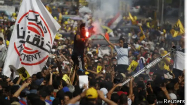 Члени руху "Брати-мусульмани" та прихильники президента Мурсі протестують проти військових на площі Рабаа аль-Адавія у Каїрі