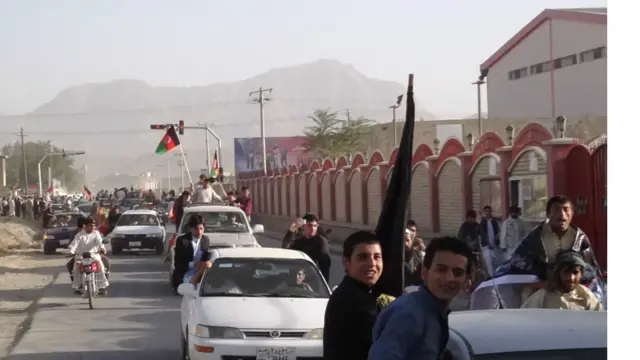 د کابل پر سړکونو بې شمېره پلي او موټرو کې ناست کسان د مرکزي سټېډیم لور ته روان وو.