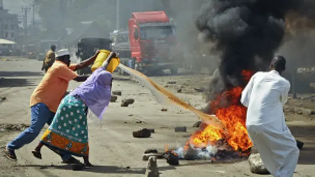 بدأت الاحتجاجات قرب المسجد الذي كان الشيخ يؤم المصلين فيه
