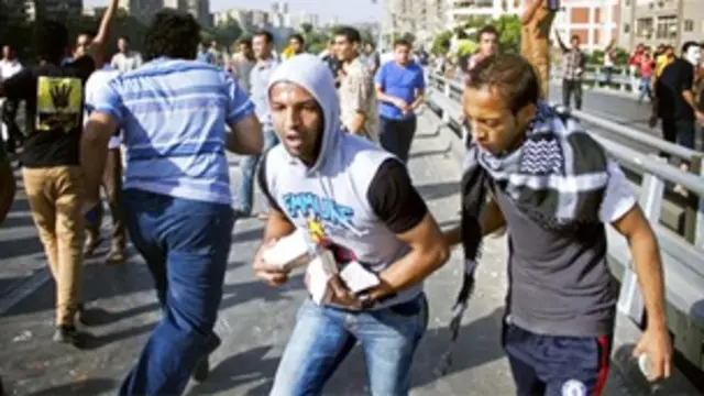 گزشتہ دو ماہ کے دوران اخوان المسلمین کے ہزاروں اراکین کو حراست میں بھی لے لیا گیا ہے