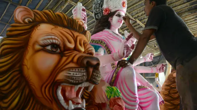 दुर्गा पूजा बंगाल में हिंदुओं के लिए सबसे बड़ा त्योहार है