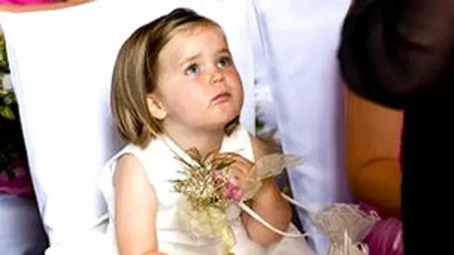 Маленькая Амелия очарована свадебной историей