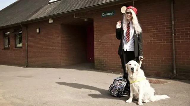 हान्ना और गाइड कुत्ता रोरी