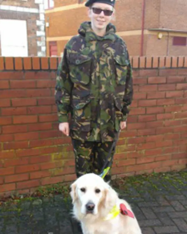 हान्ना और गाइड कुत्ता रोरी