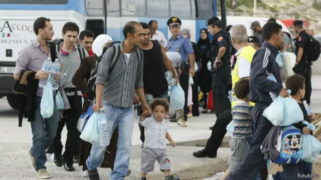 imigrantes chegam à Itália