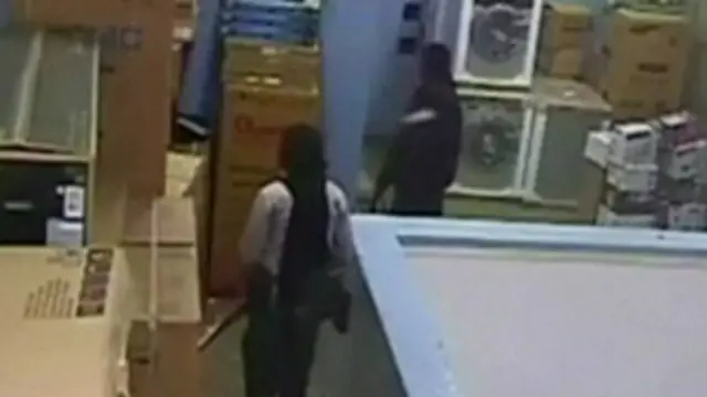 در جریان حمله به این مرکز خرید و به گروگان گرفتن شماری از مردم بیش از شصت نفرکشته و دهها نفر مجروح شدند