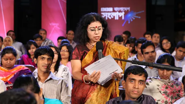 মন্তব্য করছেন একজন দর্শক