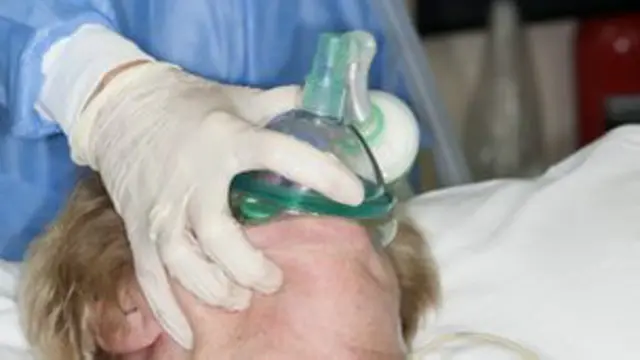 डॉ जयदीप पंडित ने सर्जरी के दौरान मरीज़ से मौखिक निर्देशों का पालने करवाया है