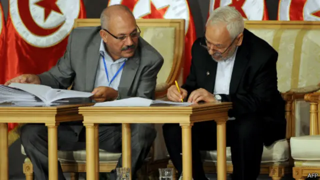 وقع على الاتفاق راشد الغنوشي رئيس حركة النهضة الاسلامية التي تقود الائتلاف الحاكم.