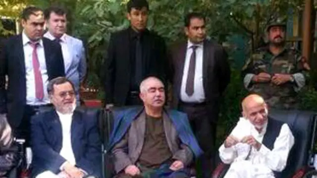 اشرف غني احمدزي عبدالرشید دوستم د لومړي مرستیال او سرور دانش د دویم مرستیال په توګه وټاکل.