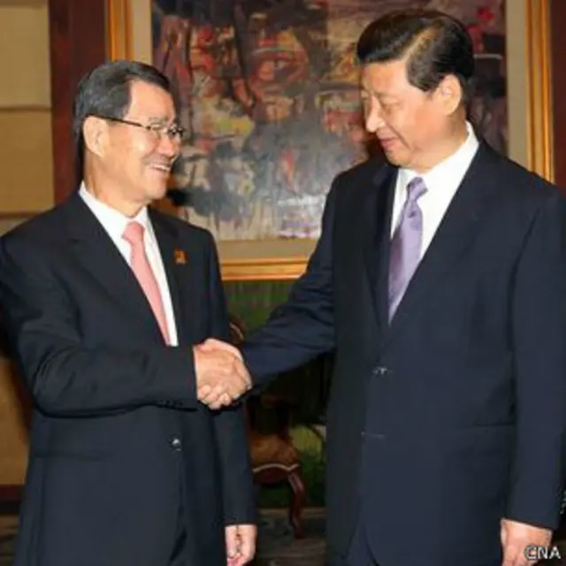 习近平和萧万长（2013年10月6日）