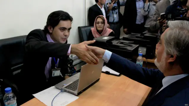 عبدالله عبدالله رهبر ائتلاف ملی، اولین نامزد مطرح بود که برای ثبت نام به کمیسیون انتخابات آمد. او محمدخان معاون حزب اسلامی افغانستان شاخه ارغنده‌وال و محمد محقق رهبر حزب وحدت مردم افغانستان را به عنوان معاونین خود معرفی کرده است. 