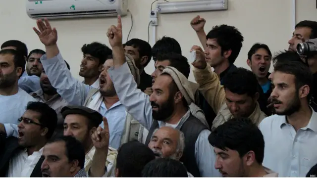 هواداران شماری از نامزدان نیز همراه آنها به کمیسیون مستقل انتخابات آمده بودند. 