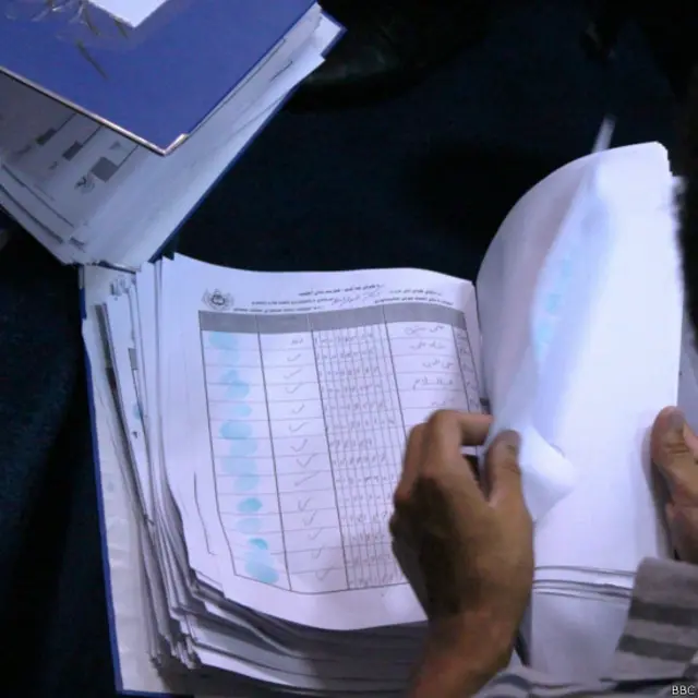 هر نامزد ریاست جمهوری باید کپی صدهزار کارت رای‌دهی همراه با امضا یا اثر انگشت آنها را به کمیسیون ارائه کنند.