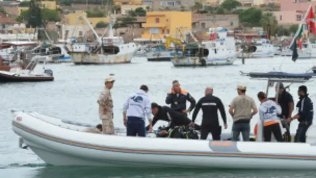 Equipos de rescate en Lampedusa
