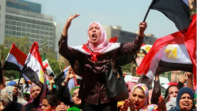 توافد العشرات من المتظاهرين للاحتفال أمام مبنى اتحاد الإذاعة والتليفزيون. 