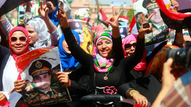 كان ناشطون وسياسيون وأحزاب قد دعوا الجماهير للنزول الى الشارع للاحتفال "بنصر" أكتوبر.