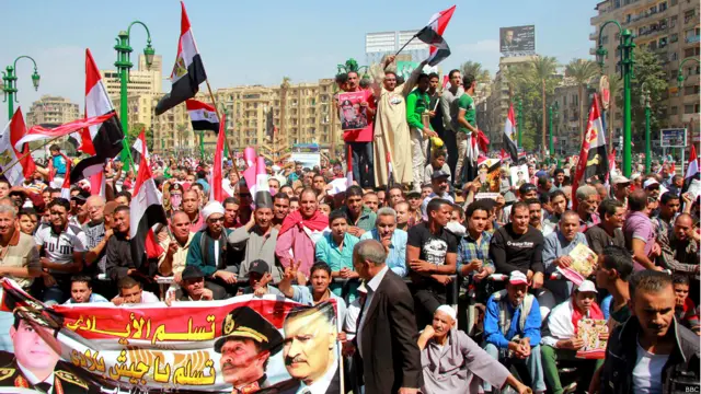 وكانت السلطات المصرية قد وجهت تحذيرا شديدا من عواقب تنظيم مظاهرات احتجاج ضد الجيش، الأحد.