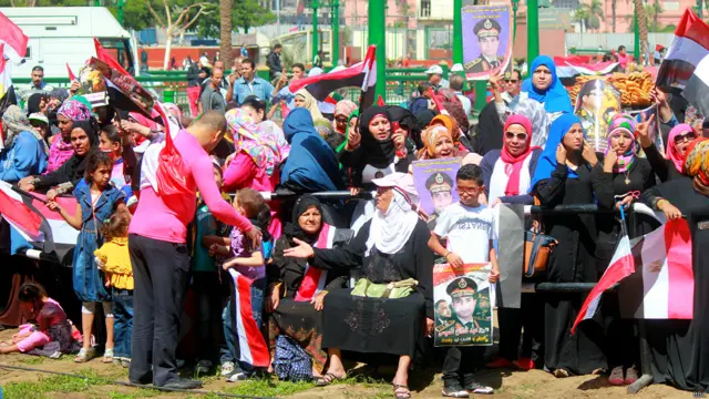 رفع المحتفلون الأعلام المصرية، وصور الفريق أول عبد الفتاح السيسي، وزير الدفاع، والرئيس الراحل أنور السادات.