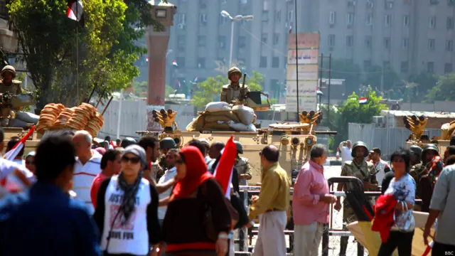 أغلقت قوات الجيش والشرطة عددا من الميادين الرئيسة منها ميدان التحرير وميدان رابعة العدوية وميدان النهضة وميدان مصطفى محمود.