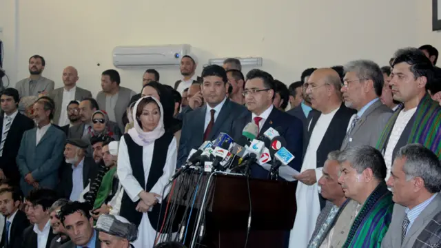 عبدالقیوم کرزی، برادر حامدکرزی برای انتخابات خود را ثبت نام کرد. پیشتر گمانه‌های مطرح شده بود که حامدکرزی از و حمایت می‌کند اما رئیس جمهوری افغانستان گفته از هیچ نامزدی حمایت نمی‌کند. او وحیدالله شهرانی، وزیر پیشین معادن افغانستان و ابراهیم قاسمی را معاونان خود انتخاب کرده است. 