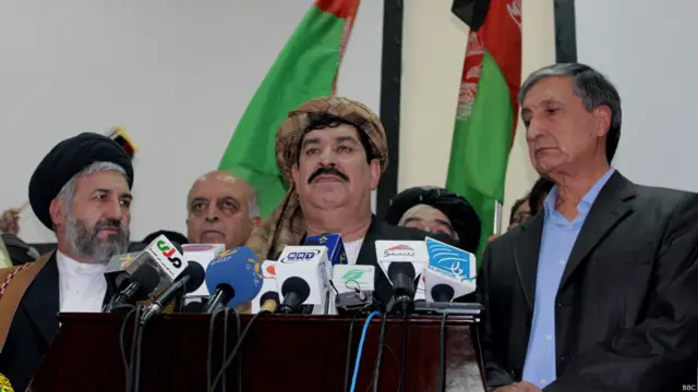 گل آغا شیرزی والی پیشین ننگرهار با معاونیت اول "سید حسین عالمی بلخی" و معاونیت دوم "محمد هاشم زارع" نیز به عنوان نامزد انتخابات ریاست جمهوری سال آینده ثبت نام کرده است.