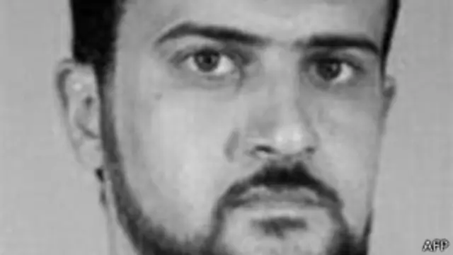 تشتبه واشنطن في أن الليبي ساعد في التخطيط لتفجيرات متزامنة نفذها تنظيم القاعدة ضد السفارتين الأمريكيتين في كينيا وتنزانيا عام 1998.