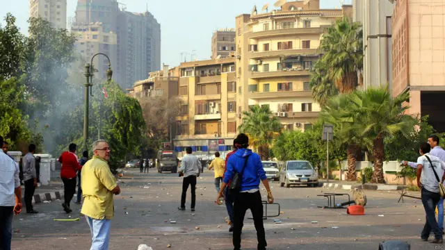 اندلعت اشتباكات عنيفة بين قوات الأمن المصري وأنصار الرئيس المعزول محمد مرسي بالعاصمة القاهرة وصعيد مصر.