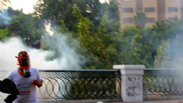 وقامت قوات الأمن بتفريق المتظاهرين باستخدام قنابل الغاز المسيل للدموع وإطلاق الرصاص بهدف منع اقتحامهم أماكن تمركز القوات.