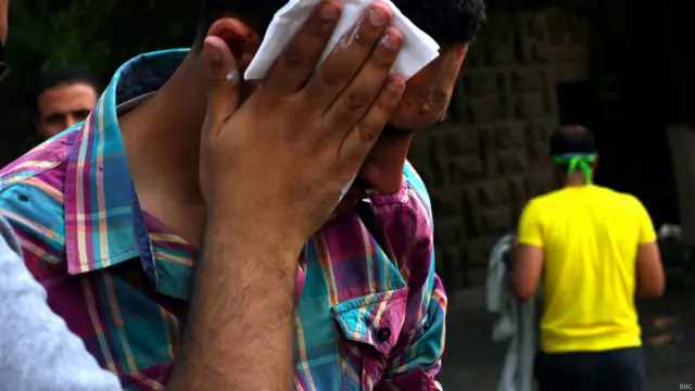 وأصيب عدد من المتظاهرين في الاشتباكات بين أنصار الرئيس المصري المعزول محمد مرسي وقوات الأمن المصرية في مناطق متفرقة من البلاد.