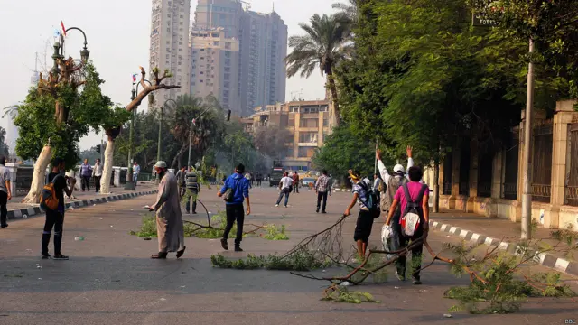 واشتدت حدة الاشتباكات بشارع رمسيس حيث يحاول المتظاهرون تجاوز قوات الأمن والوصول إلى الميدان وسط تراشق بالحجارة واطلاق قنابل الغاز.